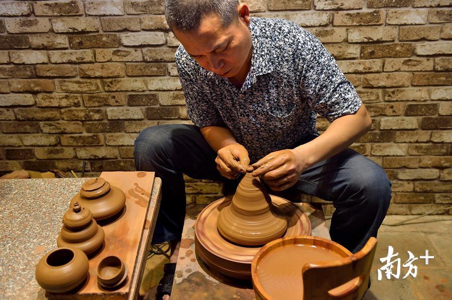 图为潮州手拉壶 黄庆明 摄