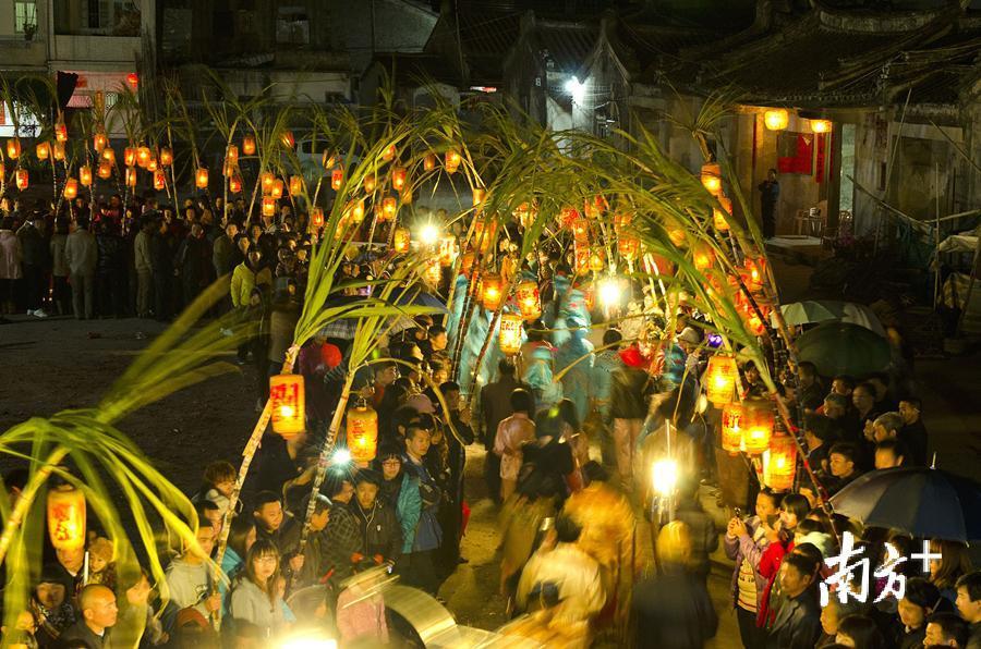 图为正月十六溪口村穿蔗巷。黄庆明 摄